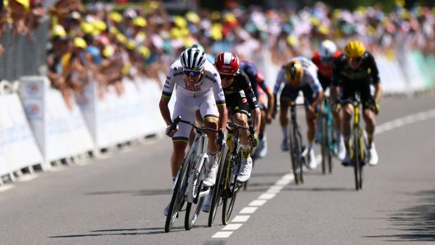 Tadej Pogačar a Jonas Vingegaard baví fanoušky cyklistiky v každé etapě letošn Tour de France