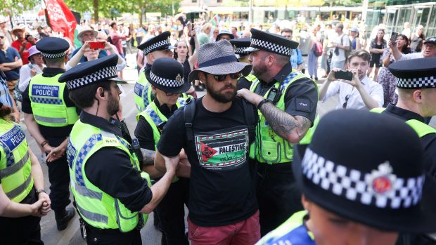 Policisté zadržují na náměstí Svatého Petra v Manchesteru demonstranta během protestu požadujícího zrušení zákazu činnosti skupiny Palestine Action