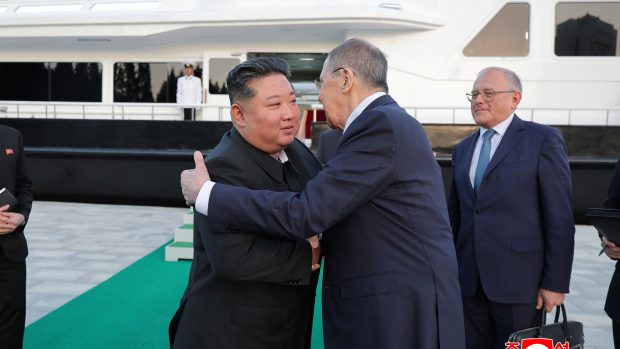 Severokorejský vůdce Kim Čong-un zdraví ruského ministra zahraničí Sergeje Lavrova při setkání v severokorejském Wonsanu