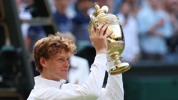 Jannik Sinner s pohárem pro vítěze Wimbledonu