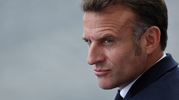 „Od roku 1945 nebyla svoboda nikdy tak ohrožena, nikdy tak vážně,“ řekl Macron v tradičním projevu k armádě v předvečer státního svátku