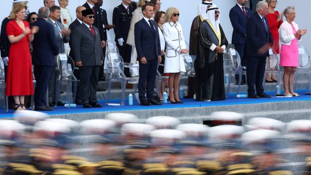 Přehlídku i se svou manželkou sledovat také Emmanuel Macron