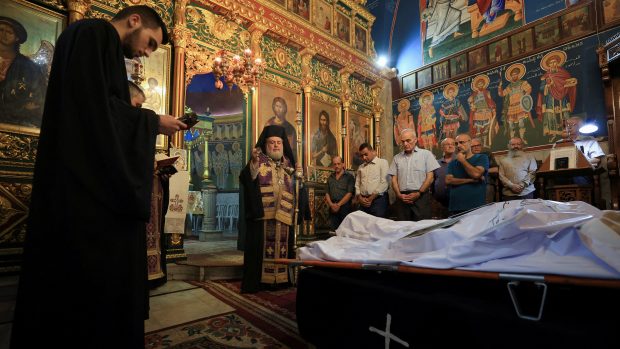 Řeckoortodoxní arcibiskup Alexios žehná v kostele svatého Porfýria v Gaze tělům ředitelky zdejší školy Fúmíje Ajjádové a člena ostrahy kostela Saada Salámeho