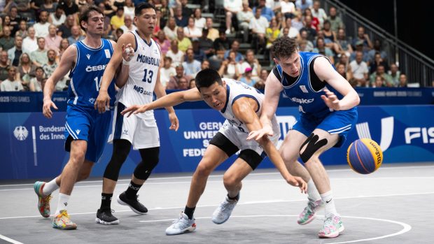 Čeští basketbalisté v zápase s Mongolskem