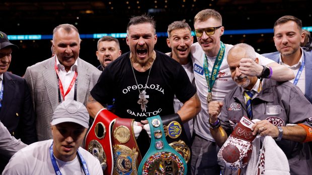 Ukrajinský boxer Oleksandr Usyk je podruhé absolutním mistrem svět v těžké váze