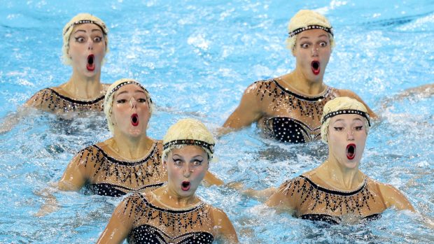 Singapur hostí mistrovství světa v synchronizovaném plavání. Na snímku předvádí své umění akvabely z Itálie