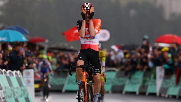 Cyklista Thymen Arensman po vítězné horské etapě
