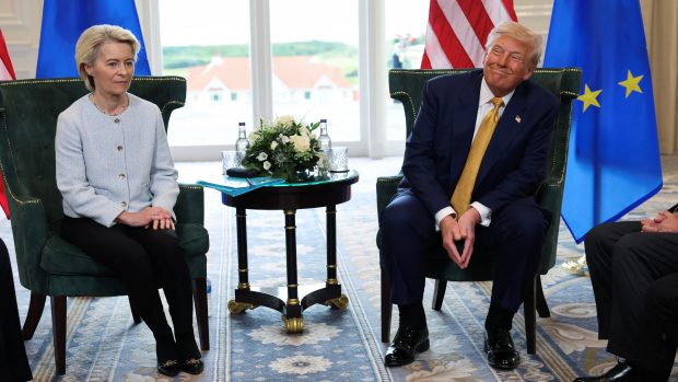 Ursula von der Leyenová i Donald Trump odhadli šance na uzavření dohody mezi Spojenými státy a Evropskou unií jako 50 na 50