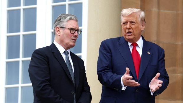 Britský premiér Keir Starmer (vlevo) přivítal ve Skotsku amerického prezidenta Donalda Trumpa
