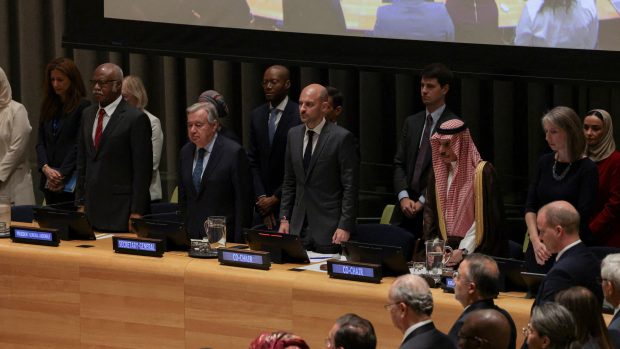 Generální tajemník OSN António Guterres, francouzský ministr zahraničí Jean-Noël Barrot a jeho saúdskoarabský protějšek Faisal bin Farhan Al-Saud na konferenci OSN o dvoustátním řešení izraelsko-palestinského konfliktu v New Yorku. Francie a Saúdská Arábie konferenci hostily