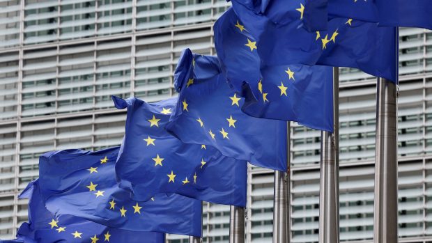 Vlajky Evropské unie vlají před sídlem Evropské komise v Bruselu v Belgii.