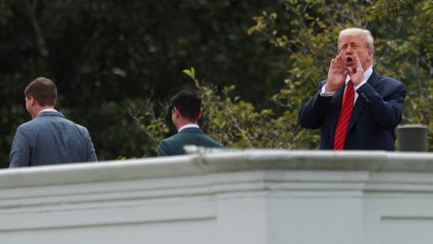 Americký prezident Donald Trump volá ze střechy Bílého domu na novináře