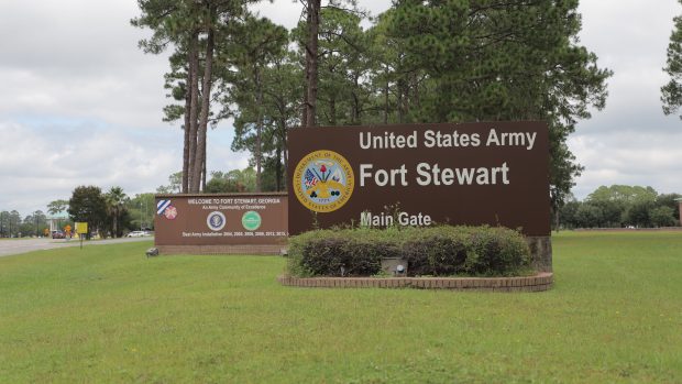 Při incidentu na základně Fort Stewart v americkém státě Georgia bylo ve středu postřeleno pět vojáků