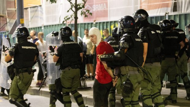 Třídenní střety mezi policií a znesvářenými tábory odpůrců a stoupenců autokratického prezidenta Aleksandara Vučiče si vyžádaly desítky zraněných