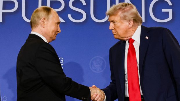 Donald Trump se setkal s Vladimirem Putinem