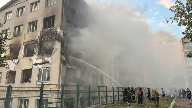 Následky ruského dronovéh útoku na obytný dům v Charkově, 18. srpna 2025