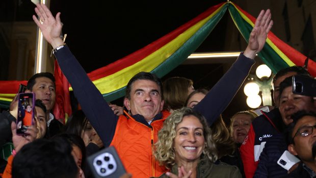 Bývalý senátor Rodrigo Paz slaví překvapivé vítězství v prvním kole bolivijských prezidentských voleb