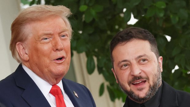Ukrajinského prezidenta Volodymyra Zelenského (vpravo) přivítal šéf Bílého domu Donald Trump