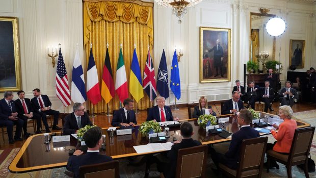 Pondělní setkání lídrů k debatám o konci války na Ukrajině v Bílém domě (18. srpna 2025)