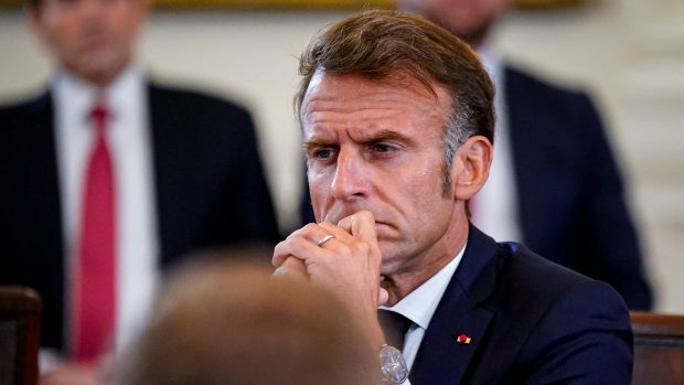 Francouzský prezident Emmanuel Macron na schůzce s americkým prezidentem Donaldem Trumpem, ukrajinským prezidentem Volodymyrem Zelenským a evropskými lídry v rámci jednání o ukončení ruské války na Ukrajině v Bílém domě