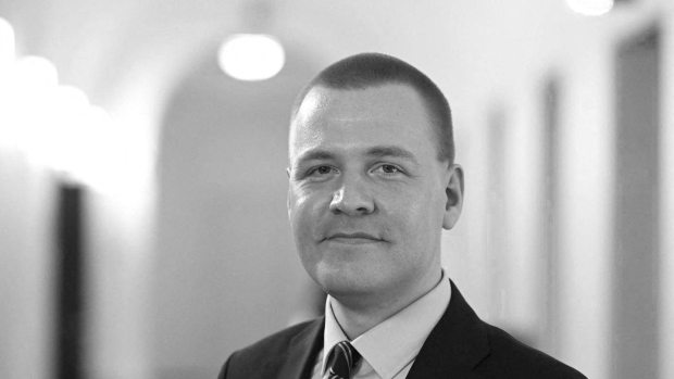 Třicetiletý finský poslanec Eemeli Peltonen zemřel na půdě parlamentu