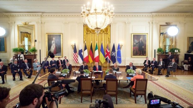 Volodymyr Zelenskyj, šéf NATO Mark Rutte a evropští lídři na summitu v Bílém domě