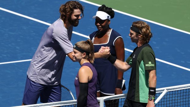 Semifinalistka posledních dvou ročníků US Open ve dvouhře Muchová a Rubljov vyhráli duel proti pětačtyřicetileté legendě Williamsové a Opelkovi za 59 minut