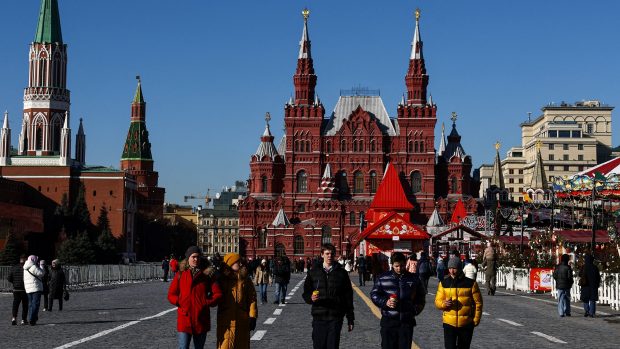 Lidé procházejí Rudým náměstím za slunečného dne v centru Moskvy