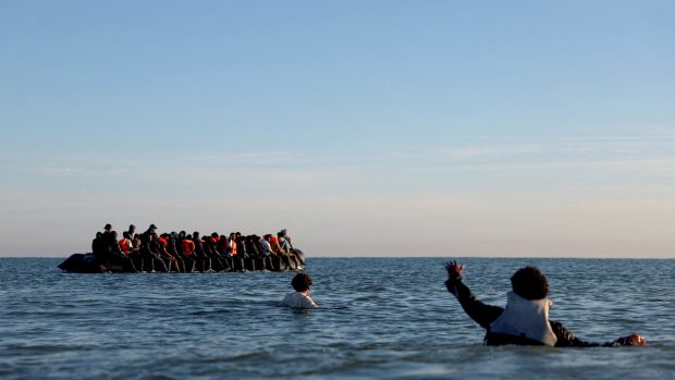 Skupina migrantů na nafukovacím člunu opouští pobřeží severní Francie ve snaze překonat Lamanšský průliv a dostat se do Velké Británie
