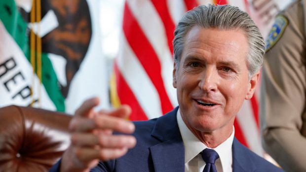 Kalifornský guvernér Gavin Newsom během oznámení plánů na boj proti kriminalitě (28. srpna 2025)