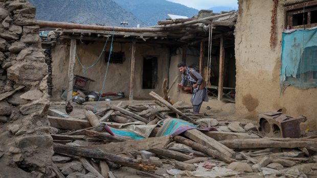 Afghánský muž hledající své věci v troskách zříceného domu po smrtícím zemětřesení o síle 6 stupňů, které zasáhlo Afghánistán kolem půlnoci v Dara Noor v Jalalabadu v Afghánistánu.