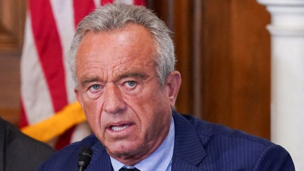 Robert Kennedy jr. před kulatým stolem s ministryní zemědělství Brooke Rollinsovou na téma reformy veřejného zdraví &quot;MAHA&quot; (15. července 2025)
