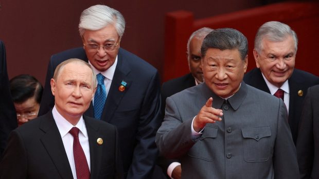 Vladimir Putin a Si Ťin-pching sledují vojenskou přehlídku  Pekingu
