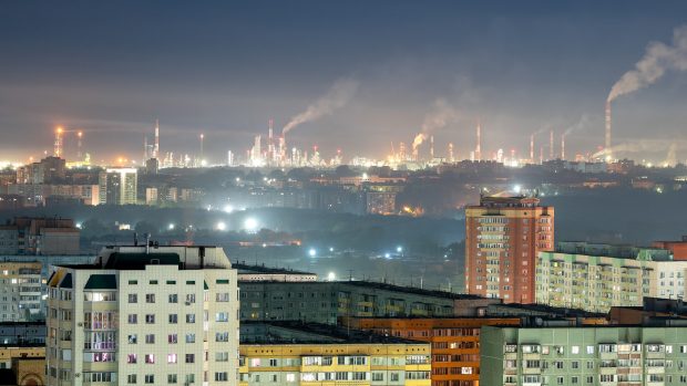 Pára stoupající z komínů ropné rafinerie v ruském Omsku, vlastněné společností Gazprom Něft
