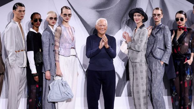 Návrhář Giorgio Armani vedle modelů během přehlídky kolekce Emporio Armani jaro/léto 2025 na milánském týdnu módy