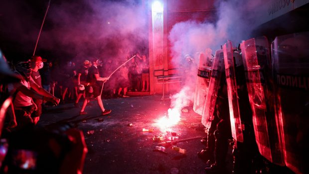 Střet policie s demonstrujícími před Filozofickou fakultou v Novém Sadě (5. října 2025)