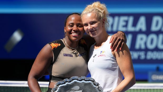 Kateřina Sinaková a Taylor Townsendová s trofejí pro poraženého finalistu US Open
