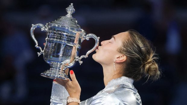 Aryna Sabalenková s trofejí pro vítězku US Open