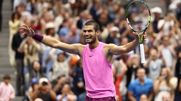 Dvaadvacetiletý Alcaraz vybojoval druhý grandslamový titul v sezoně a navázal na letošní triumf z Roland Garros