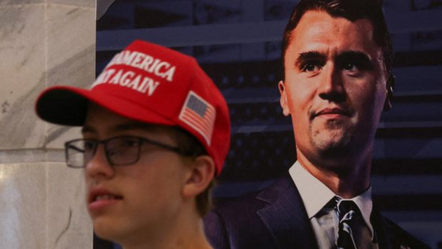 Plakát se zesnulým Kirkem vystavený po jeho smrti při bdění v Salt Lake City v Utahu (10. září 2025)