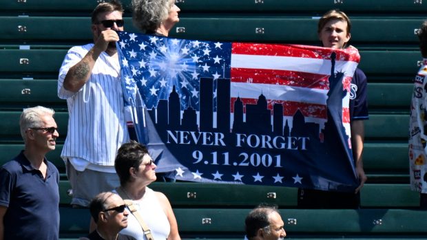Fanoušci drží vlajku připomínající události z 11. září před zápasem mezi Chicago White Sox a Tampa Bay Rays