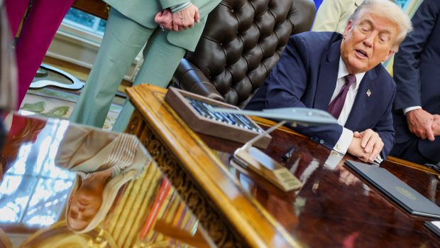 Obžaloba na Comeyho přišla pár dní poté, co Trump vzkázal své ministryni spravedlnosti Pam Bondiové, aby prošetřila jeho politické oponenty