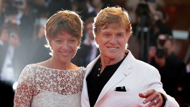 Robert Redford se svou manželkou Sibyllou Szaggarsovou na premiéře filmu Pravidla mlčení