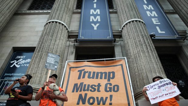 Protestující před zábavním centrem El Capitan, kde se natáčela show Jimmy Kimmel Live! (17. září 2025)