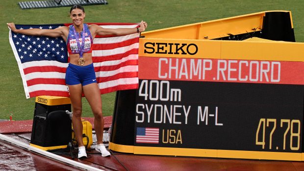 Sydney McLaughlinová-Levroneová se zlatou medailí z mistrovství světa