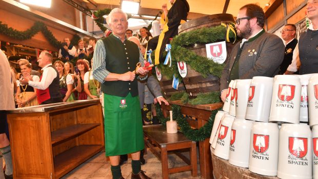 V pravé poledne zahájil Oktoberfest primátor Mnichova Dieter Reiter, a to tradičním způsobem – narazil první sud piva za použití dřevěné palice.
