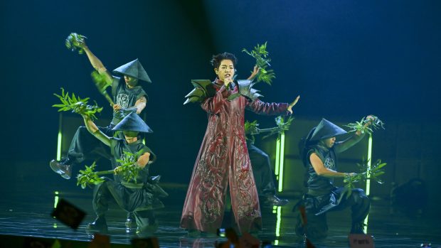 Vietnamský zpěvák Duc Phuc při vystoupení na ruské obdobě Eurovize v Moskvě