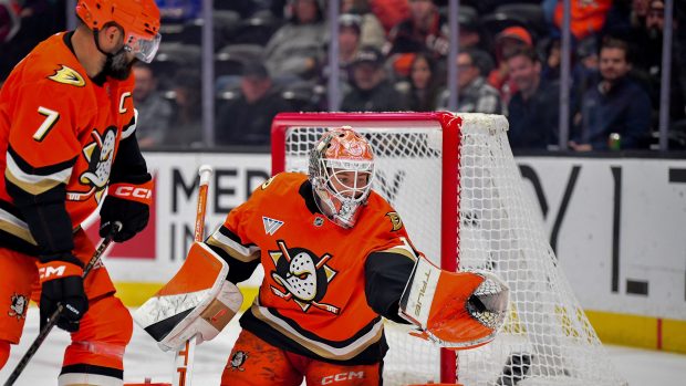 Český brankář Lukáš Dostál a obránce Radko Gudas v dresu Anaheim Ducks