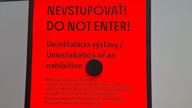 Cedule upozorňující na demontáž výstavy