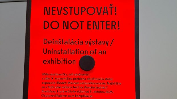 Cedule upozorňující na demontáž výstavy